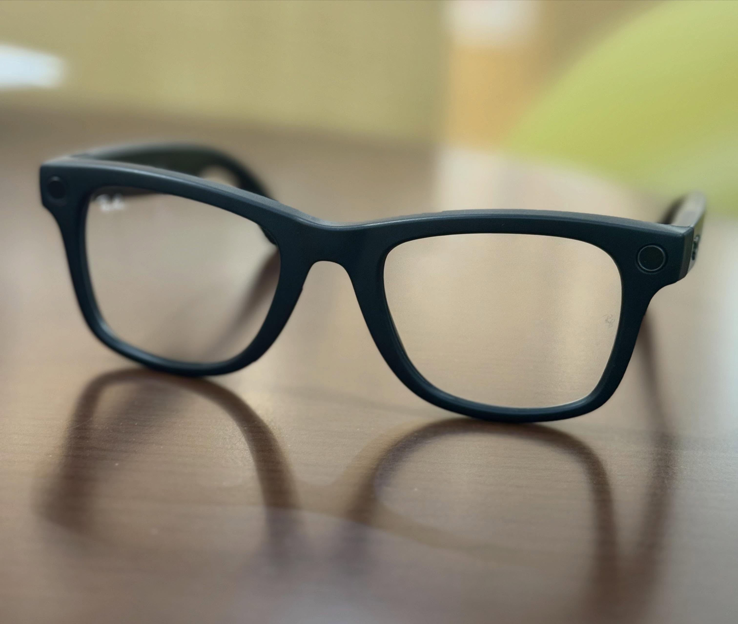 Ray-Ban META 、大変ご好評いただいております！当店に取り扱いがあることをご存知でお越しいただくお客さまも、たまたまご案内して気に入ってくださるお客さまもお試しいただくと、高い確率で「欲しい〜！」と言われます私のおすすめモデルは、このWayfarerモデル1952年の誕生以来、時代を超えて世界中のスターやファッションアイコンに愛用されているサングラスの代名詞です国内外を問わず、数多くの著名人が愛用していますそのモデルにAIが搭載されてるんですガジェット感の少ない、ファッションに馴染むAIグラス、かなり！おすすめです！イオンモール津山インター店でお試しいただけます#メガネのカメイイオンモール津山店 #メガネのカメイ #raybanmeta #wayfarer #aiグラス